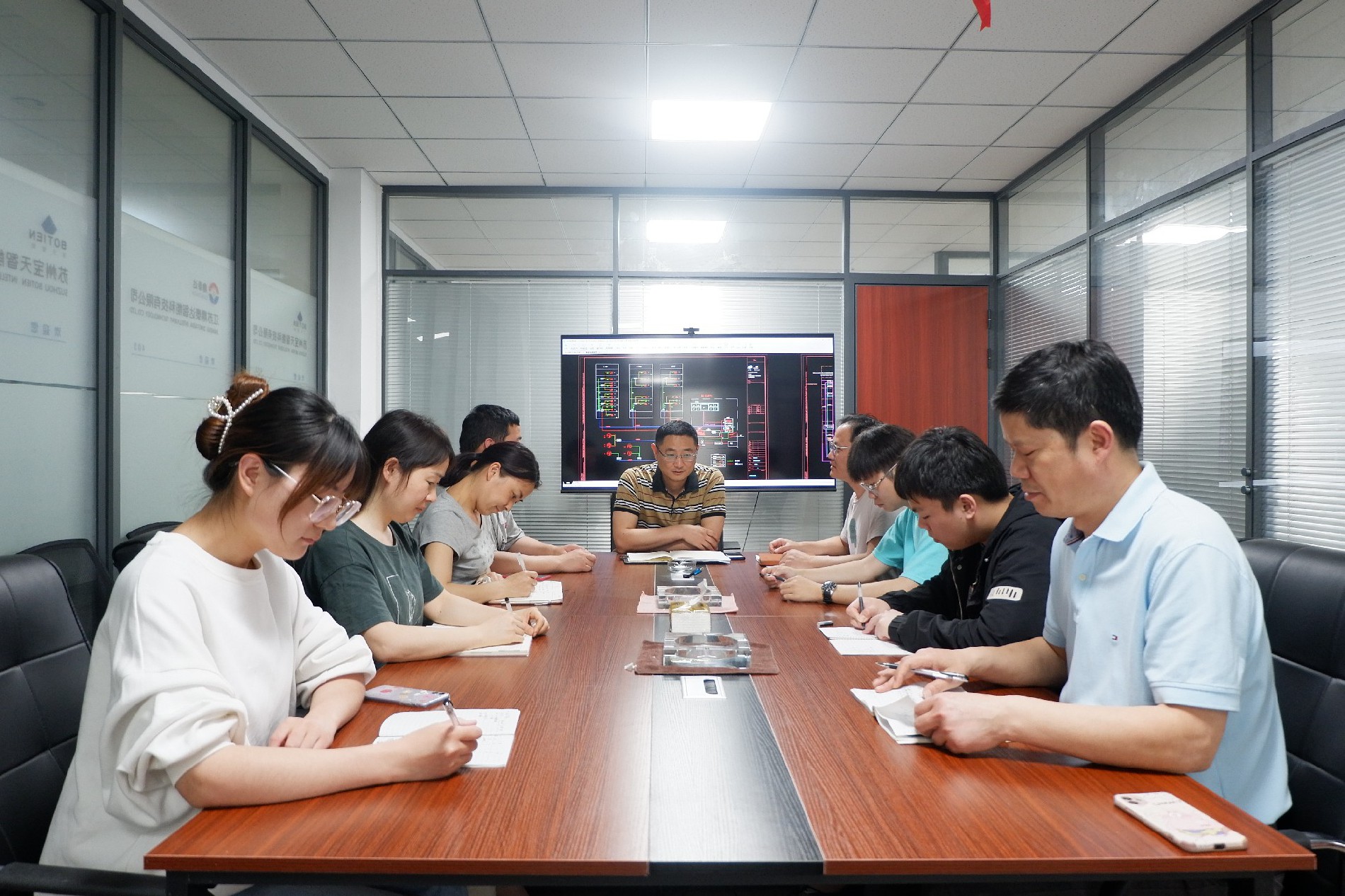 設(shè)計(jì)方案討論會議中